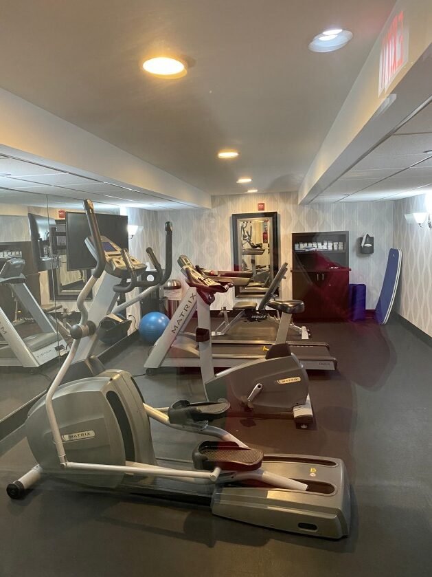 A room with exercise equipment

Description automatically generated